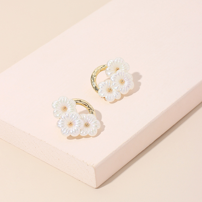 Pearl White Flower Resin Tide Korean Simple Fashion Wild Earrings For Women display picture 3