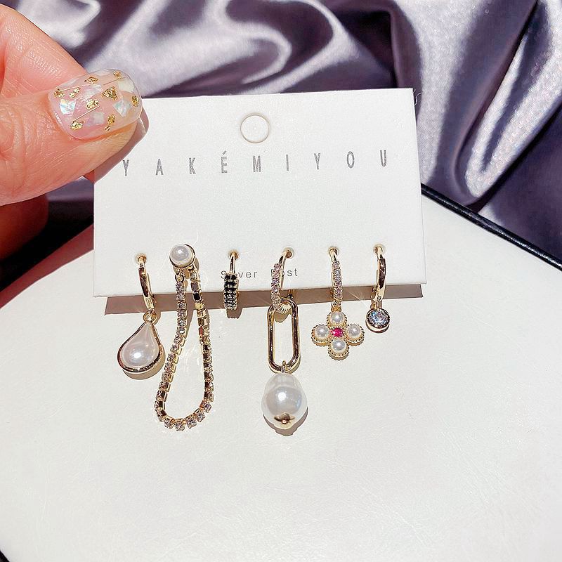 Retro Diamond Imitation Baroque Pearl Earrings Set display picture 2
