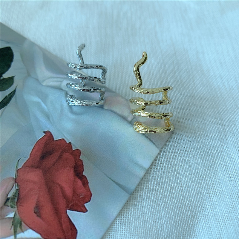 Korea Dongdaemun Ohrring Design Persönlichkeit Übertriebene Ohrring Klammer Serpentine Einzel Metall Ohrring Frauen display picture 5