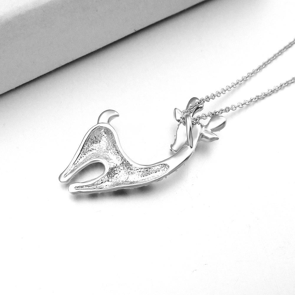 Fashion Jewelry Necklace Animal Shape Fashion Giraffe Necklace Diamond Sika Deer Pendant Girl Wholesale Nihaojewelry display picture 4