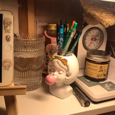 創意吹氣球女孩筆筒樹脂擺件石像人化妝刷收納桶桌面裝飾擺件