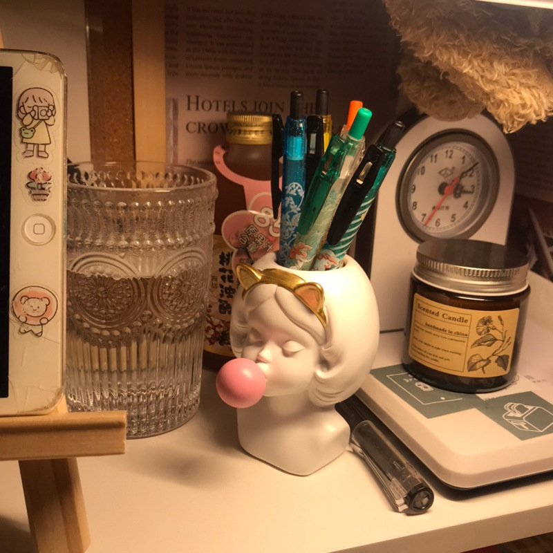 創意吹氣球女孩筆筒樹脂擺件石像人化妝刷收納桶桌面裝飾擺件