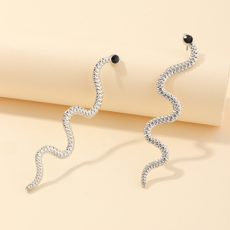 New Retro Fashion Snake-shaped Earrings Texture Silver Diamond Curved Earrings For Women Wholesale display picture 9