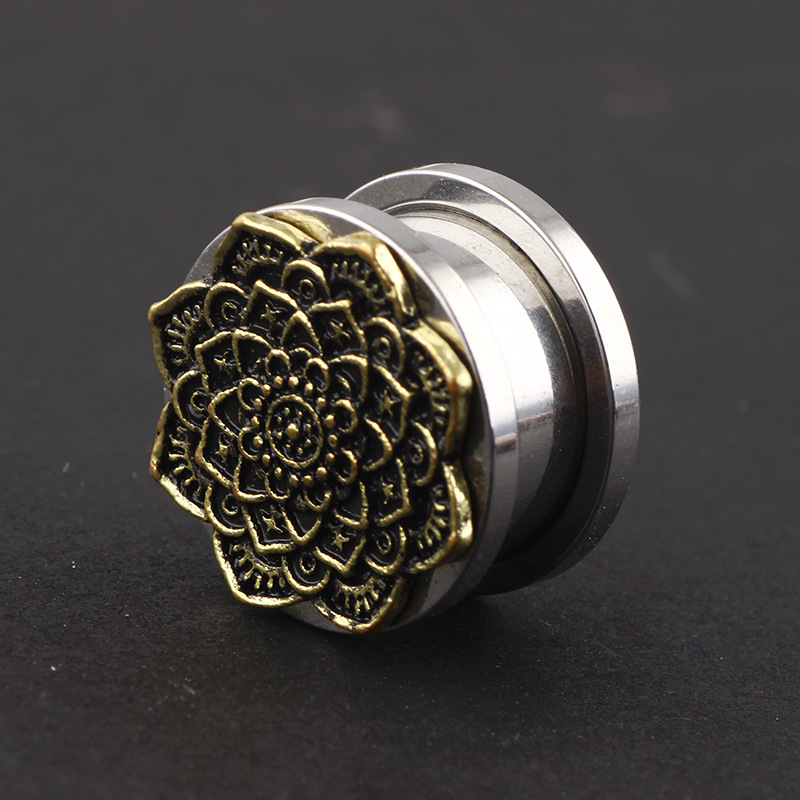 16G labret stud size and finish detail