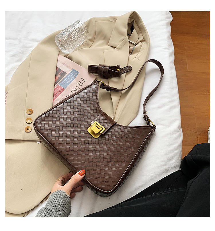 Autumn Ladies One-shoulder Armpit Small New Trendy Fashion Retro All-match Messenger Bag display picture 16