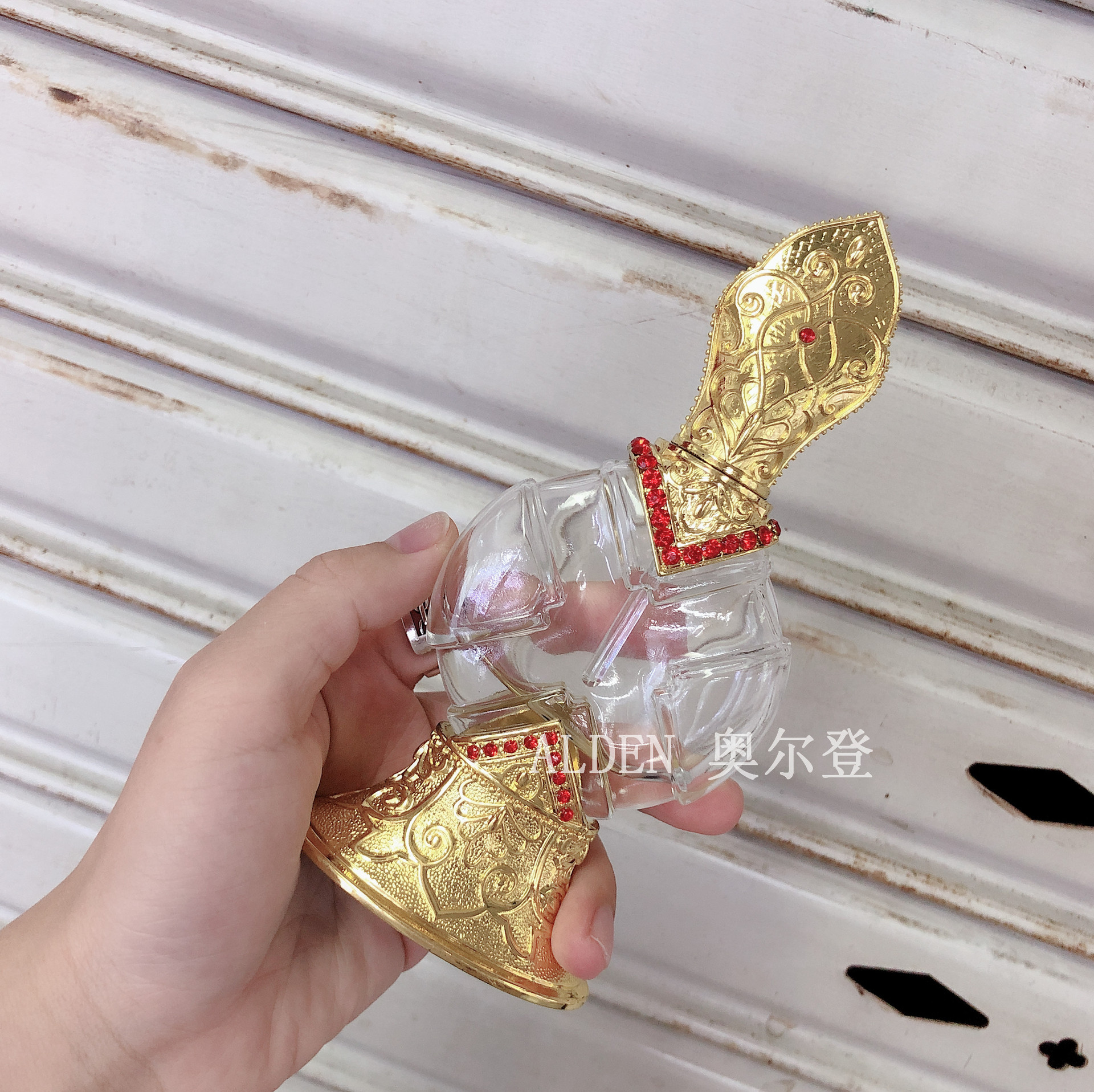 A high-end alloy perfume bottle with a golden glass empty bottle for Dubai vintage essential oil perfume detail image 3