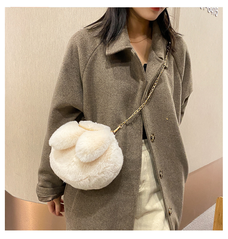 Women's Medium Plush Solid Color Streetwear Lock Clasp Crossbody Bag display picture 1