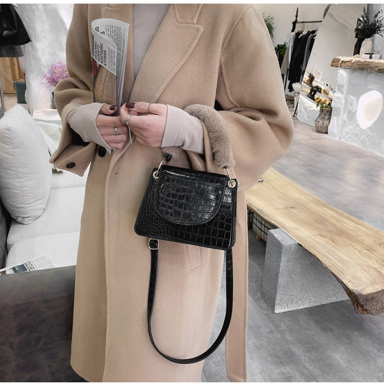 New  Retro Fashion Simple Crocodile Pattern Portable Small Square Bag display picture 18