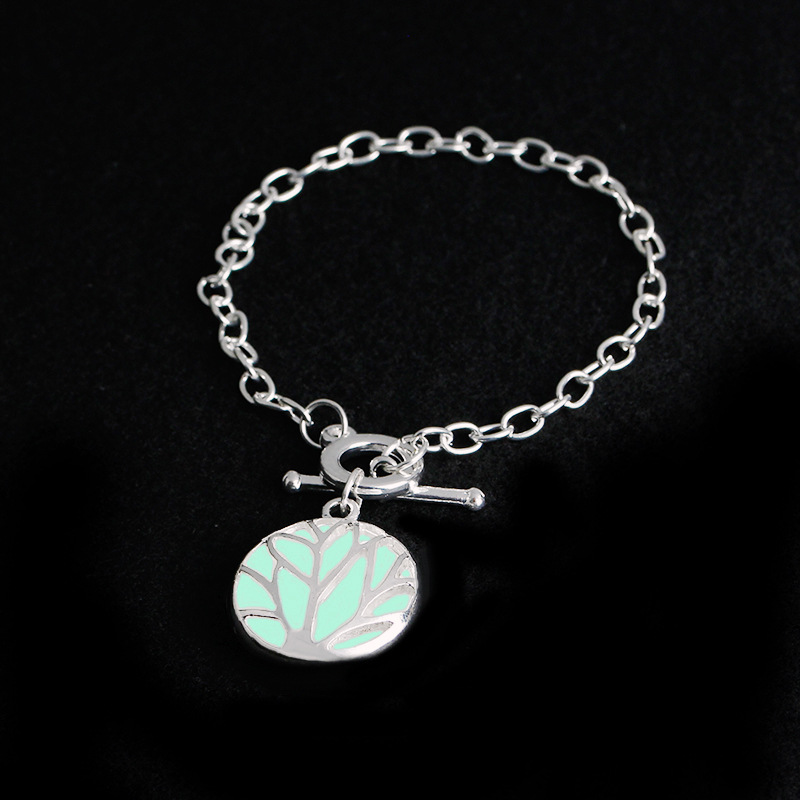 Europäische Und Amerikanische Heiße Persönlichkeit Hohle Leuchtende Baum Muster Anhänger Halskette Armband Glowing In Dark Jewelry display picture 7