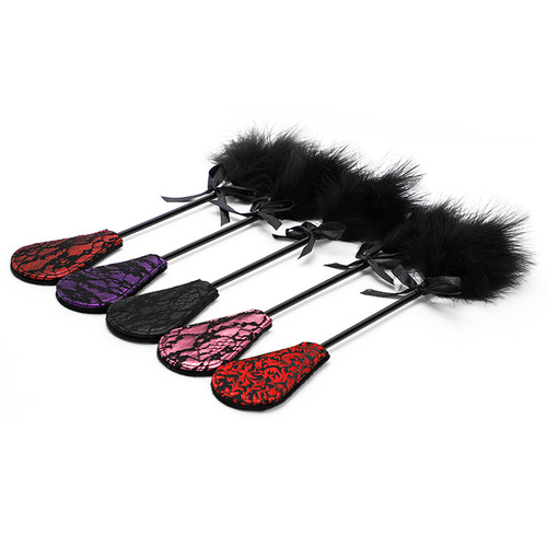 Adult erotic feather hand slap alternative toy female flirting tease slapping slapping bottom Tang suit lace belt slap 