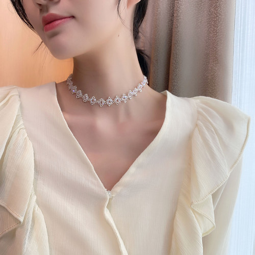 Korean-inspired Ins cool-toned chandelier crystal necklace for women, minimalist design lockchain, lightweight luxury, niche short pendant necklace