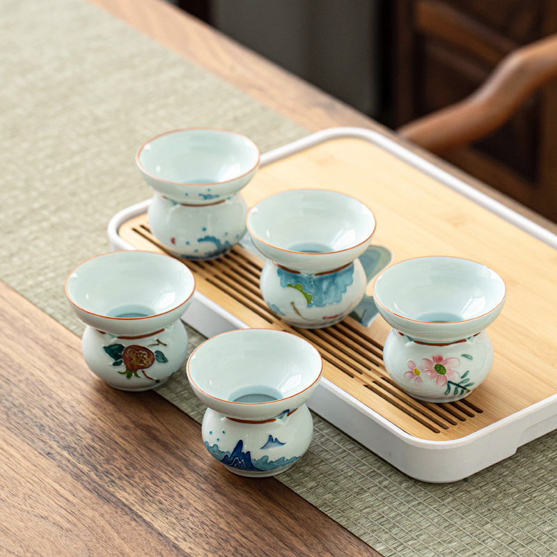 Dulce blanco en relieve pintado a mano colador de té de cerámica colador de té pintado a mano colador de té celadón colador de Té