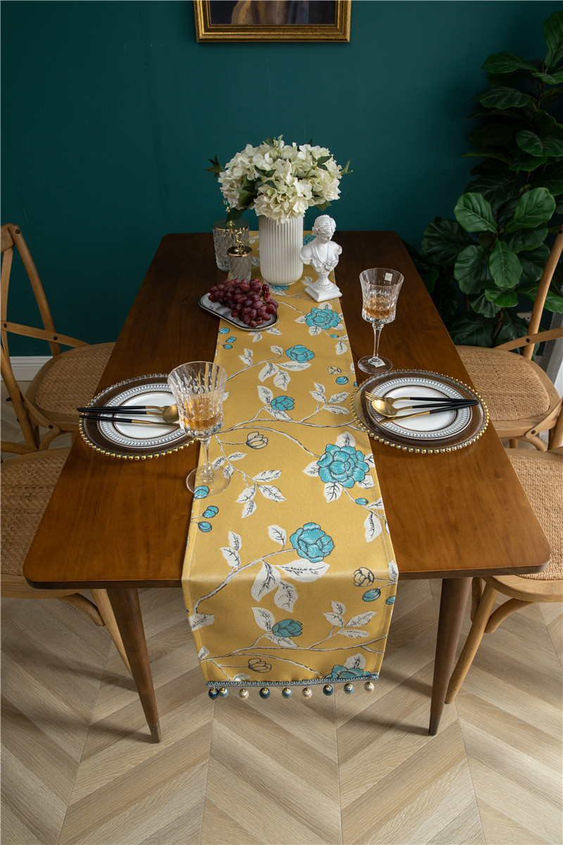 Runner da tavola moderno e minimalista interamente in poliestere per tavolino da caffè, scarpiera, mobile TV, con nappe, realizzato su misura in poliestere_voghion.com