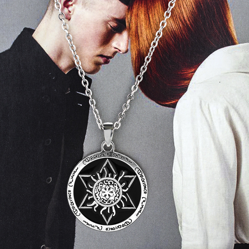 2021 New Drip Oil Round Brand Collana a forma di fiore in pelle con corda Coppia di studenti Ciondolo piccolo Uomini e donne Gioielli in acciaio al titanio_voghion.com