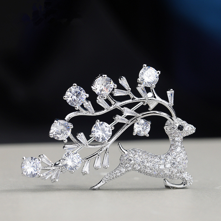 New Style Inlaid Zircon Sweet Christmas Elk Brooch Pins for Women Fashion Party Dress Corsage Pins Banquet Clothing Accessories Brooches for Wedding