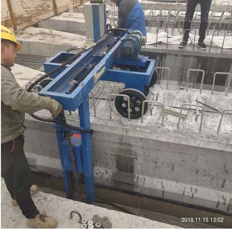 箱梁两侧凿毛机 空心板凿毛机 自动行走凿毛机 大量批发