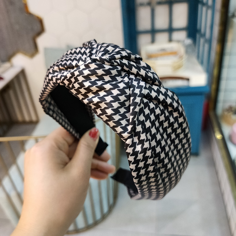 Korean Fashion The New Wide-brimmed Simple Knotted Headband Retro Houndstooth Headband Hair Accessories Wholeasale Nihaojewelry display picture 8