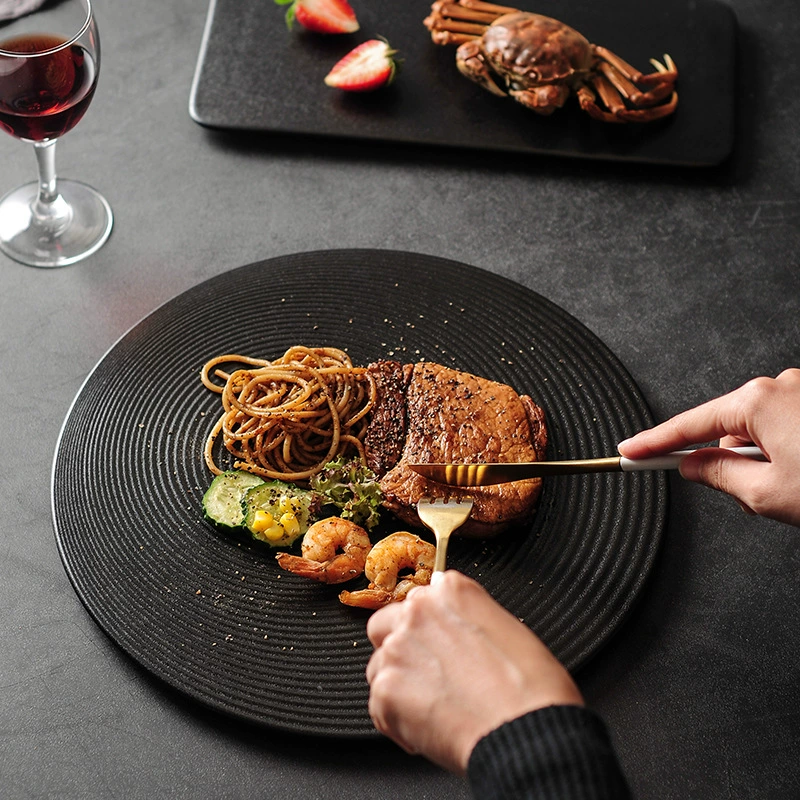 Креативная Западная тарелка для стейка Бытовая плоская тарелка для завтрака Ресторан Гостиничная пищевая тарелка Черная фарфоровая тарелка