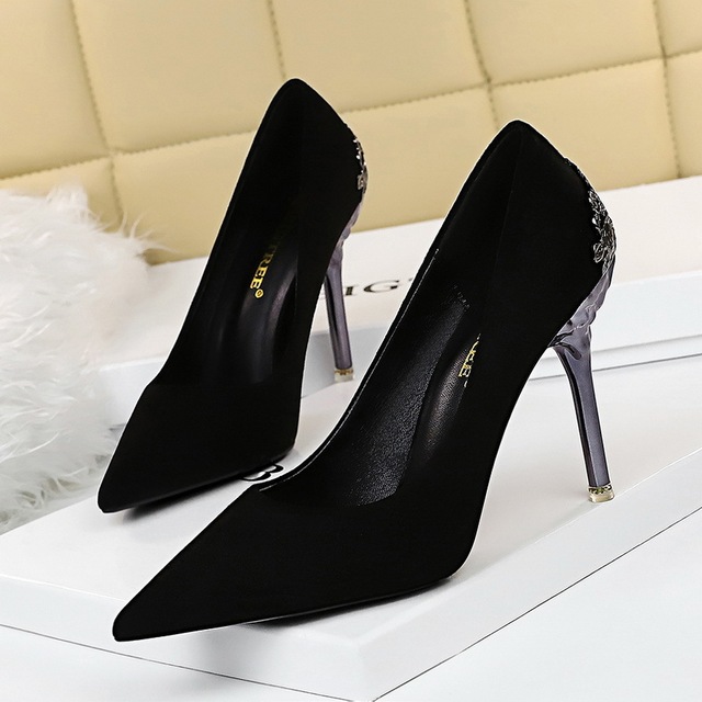 European and American Style Sexy nightclub show thin metal heel high heel suede shallow mouth pointed high heels single 