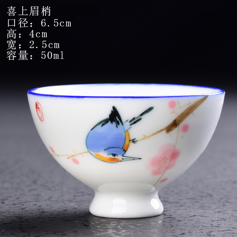 Taza redonda blanca, pintada a mano con un diseño de cejas alegres.