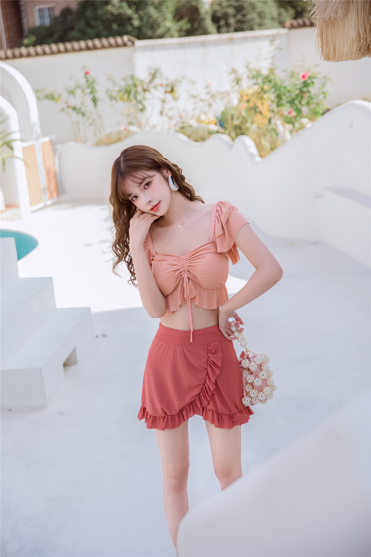 有名な高級ブランド 水着の女性がお腹を隠して痩せています 1000 カラ