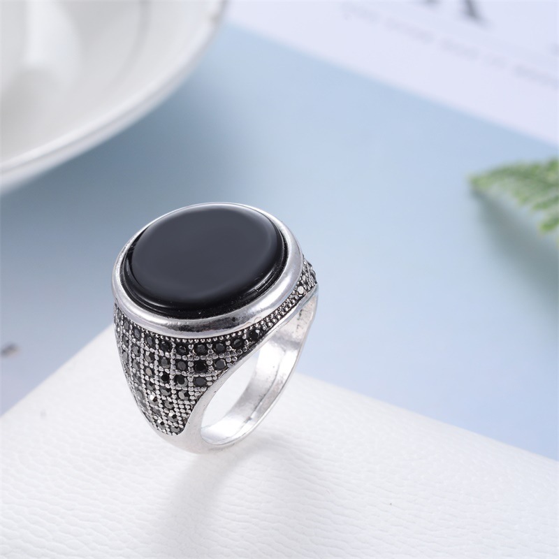 New Ring Retro Full Diamond Black Gemstone Ring Exaggerated Gemstone Ring Round Index Finger Ring Wholesale Niihaojewelry display picture 5