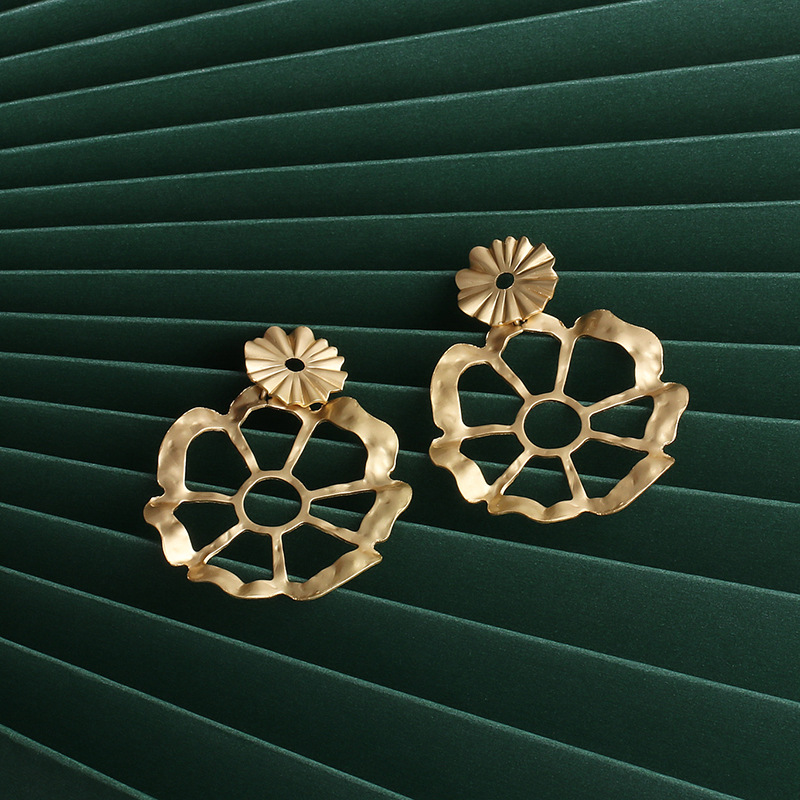 New Fashion Retro Alloy Hollow Flower Earrings For Women Wholesale display picture 6