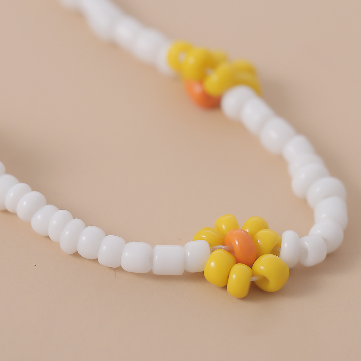 Creative Jewelry Small Daisy Necklace Simple Rice Bead Necklace Wholesale Nihaojewelry display picture 3