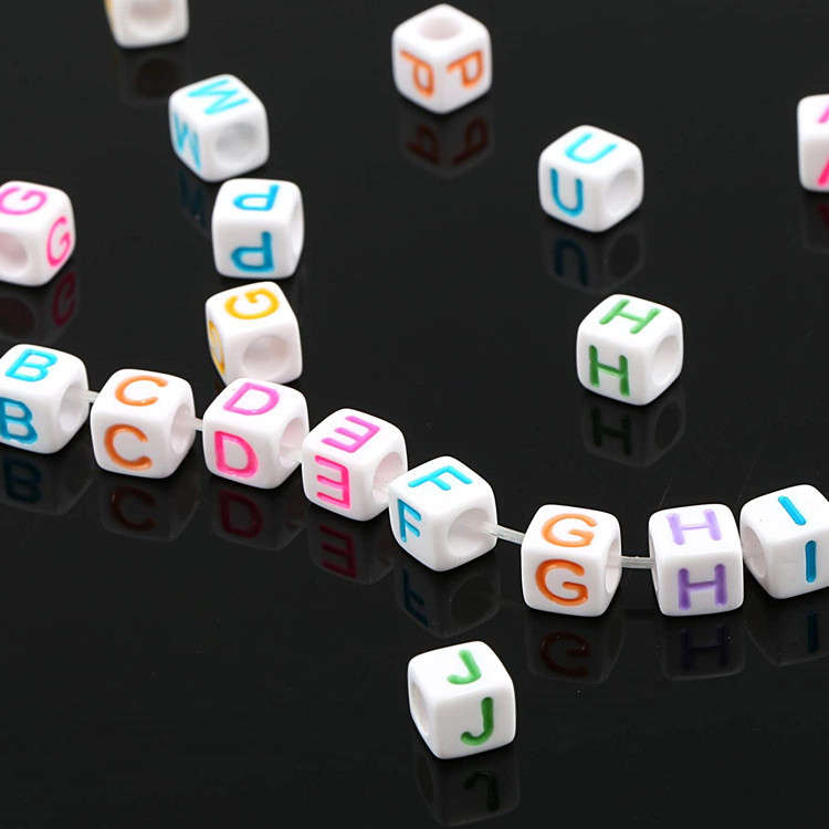 100 dígitos acrílicos DIY letras inglesas cuentas joyerías para niños accesorios de pulseras cuentas cuadradas cuentas sueltas
