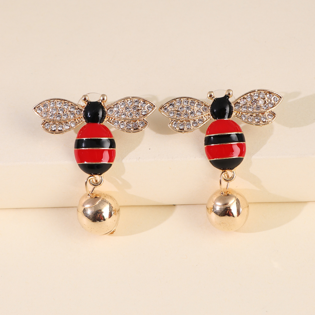 Hot Sales New Symmetrical Earrings Bee Pearl Earrings Ear Jewelry Insect Earrings Korea Wholesale Nihaojewelry display picture 11