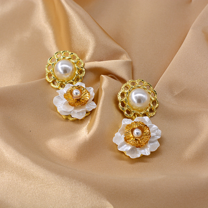New Baroque Pearl Button Shell Flower Earrings Wholesale display picture 4