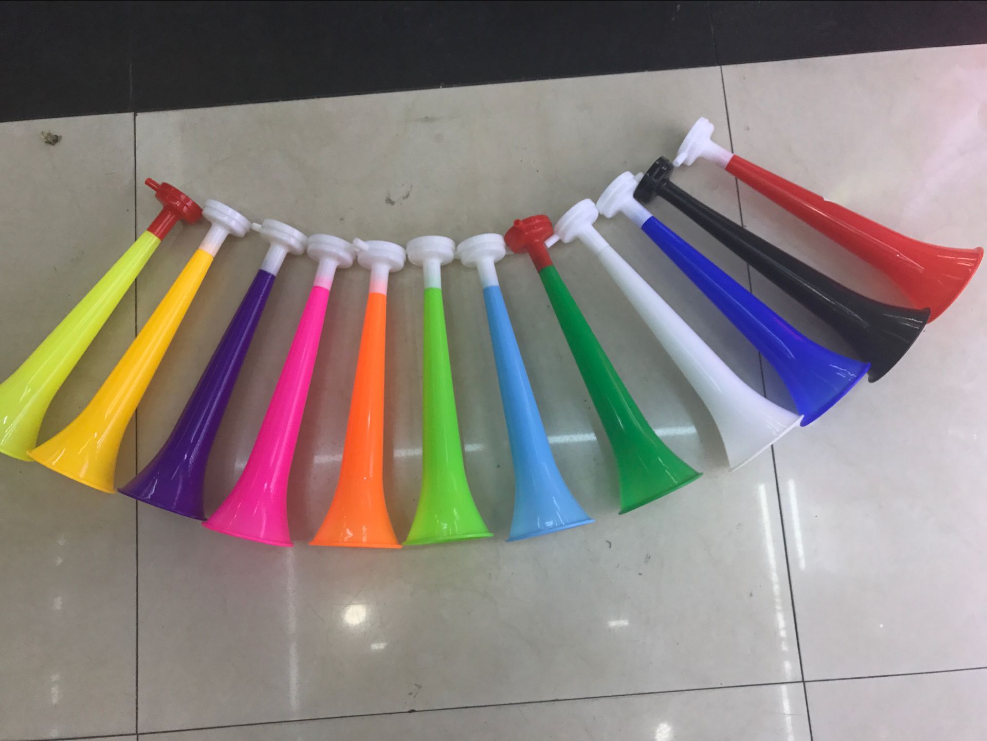 Fábrica directa Copa del Mundo tres secciones 60 * 11 bocinas retráctiles juguetes pueden agregar logotipo