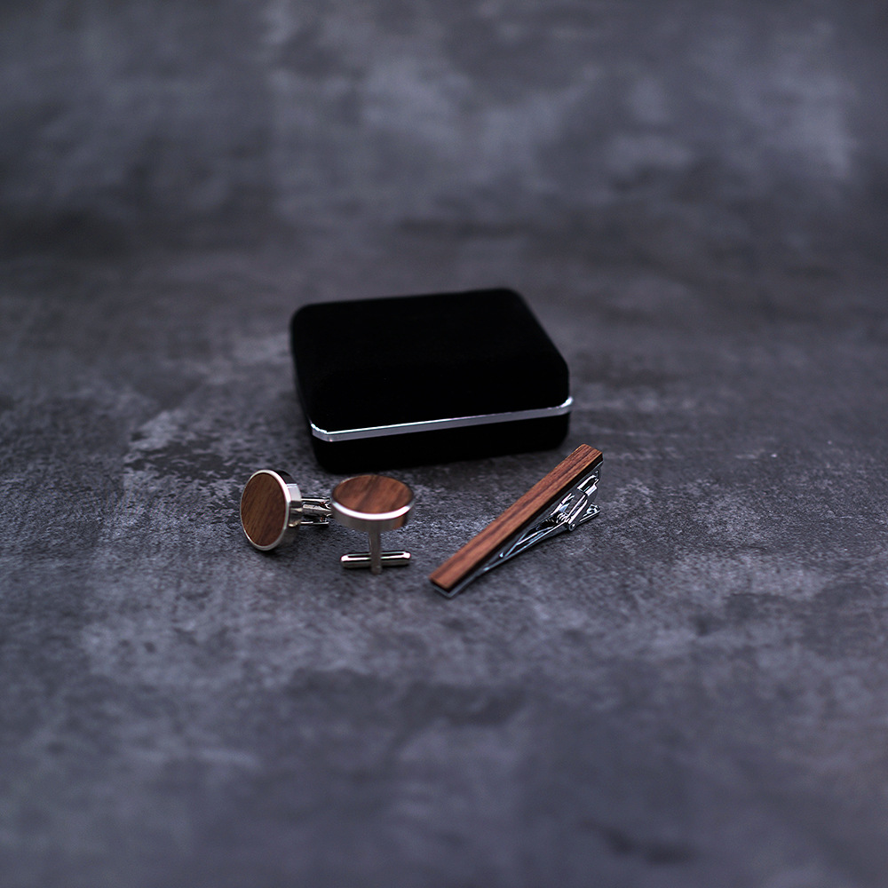 Set fermacravatta e gemelli in legno di noce e ottone a righe_voghion.com