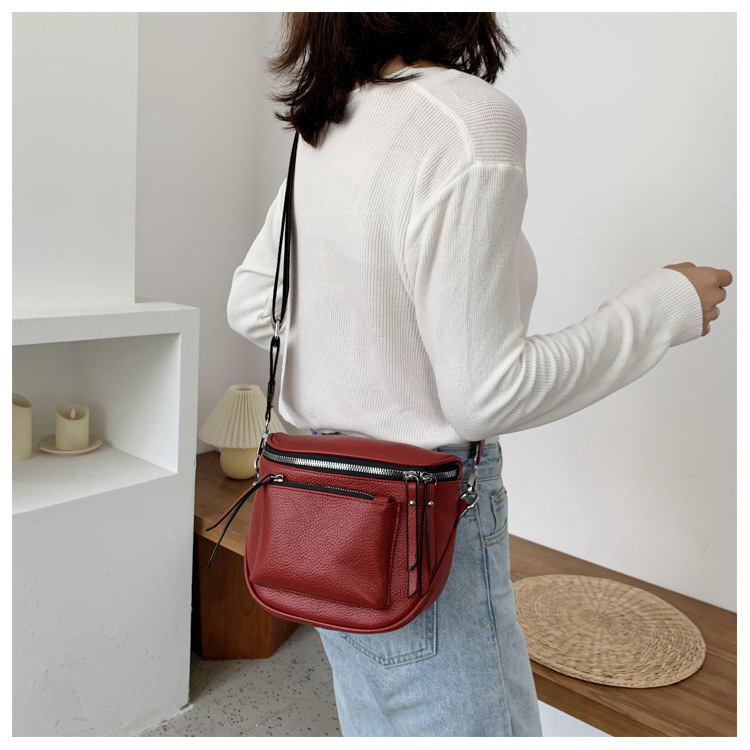 Women's Small Pu Leather Solid Color Classic Style Square Zipper Saddle Bag display picture 4