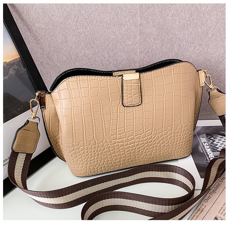 All-match Women's Messenger Bucket Crocodile Pattern One-shoulder Picture Autumn New Messenger Women's Bag display picture 47