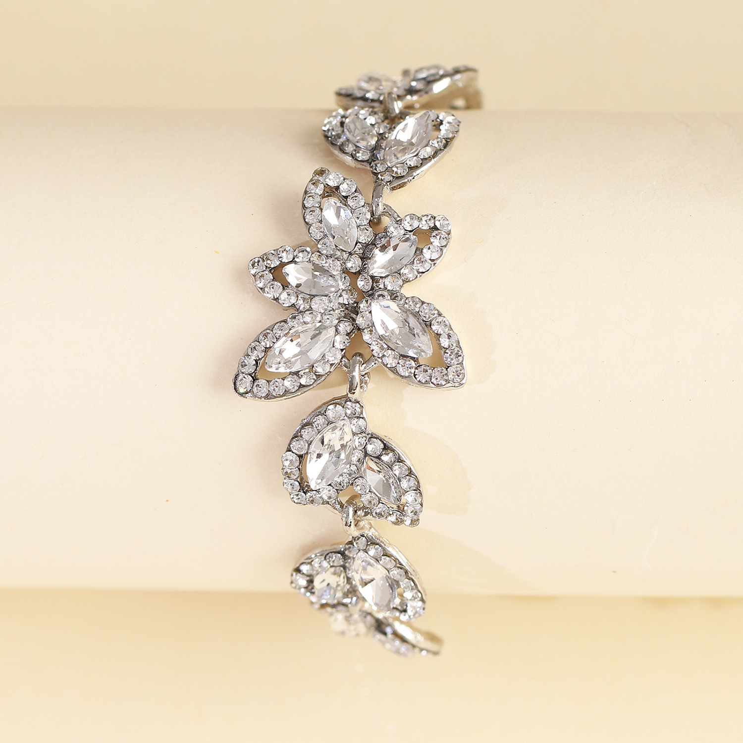 Bijoux De Mode Créatif Alliage Diamant Feuille Bracelet En Gros Nihaojewelry display picture 6