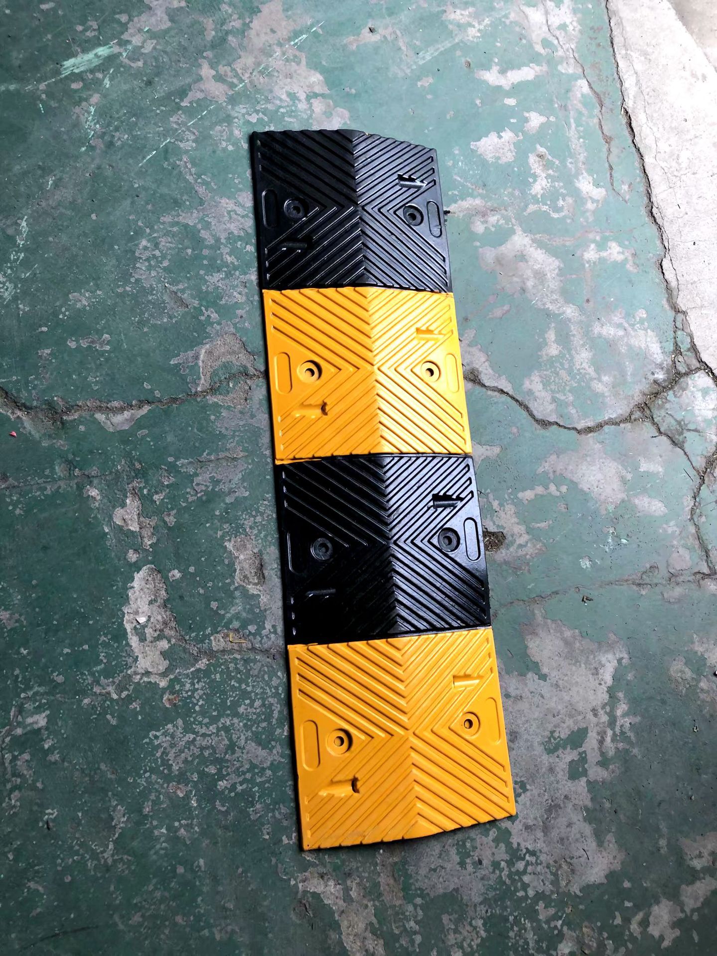 橡胶减速带 小波浪减速橡胶路障坡 梯形减速龚 汽车停车场减速障-阿里巴巴