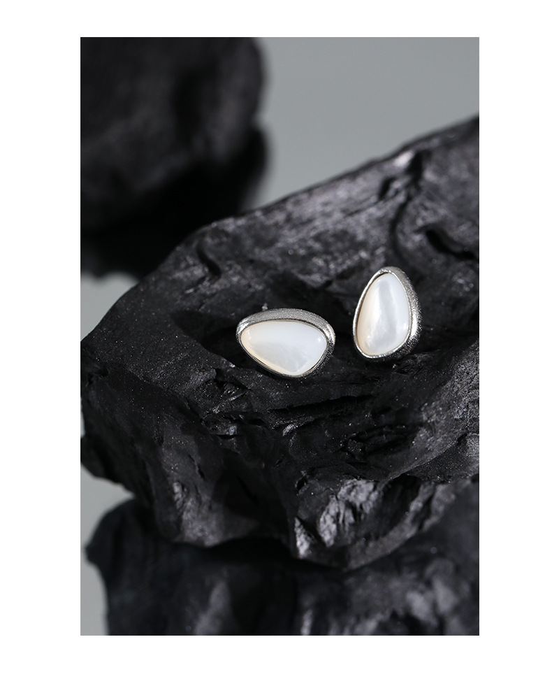 596 Korean Version Of Design Sense Drop-shaped Shell Stone S925 Sterling Silver Earrings display picture 5