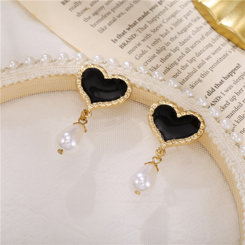 Fashion Retro Rhinestone Heart Pearl Earrings display picture 3