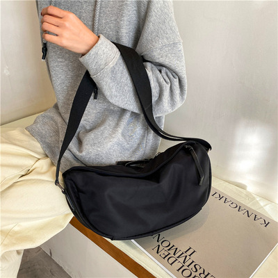 2020冬女學生斜挎包簡約純色潮流休閑水餃包韓版單肩包壹件代發