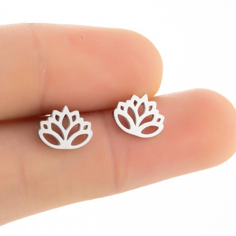 1 Pair Simple Style Heart Shape Flower Titanium Steel Ear Studs display picture 5