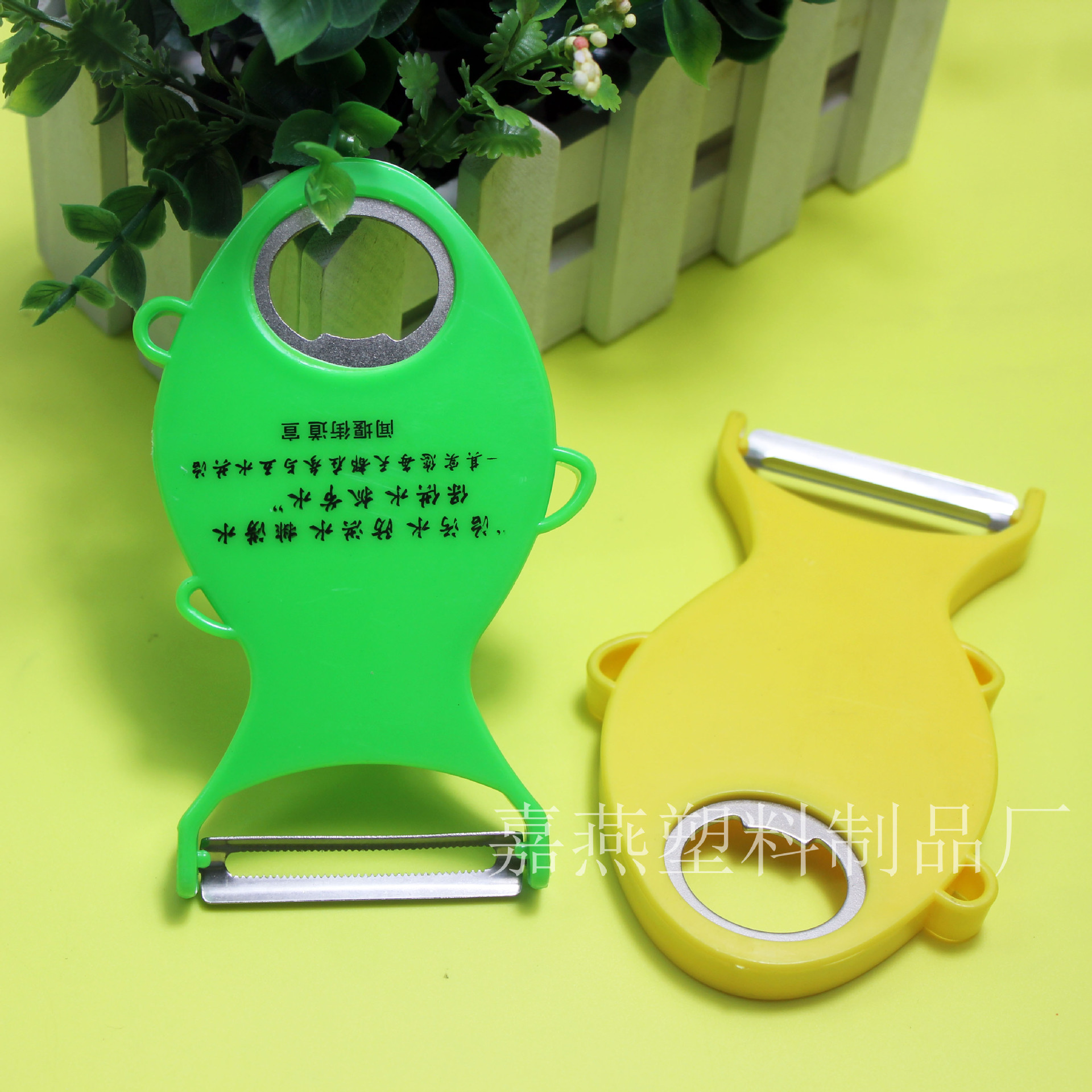 折叠卡通削皮刀 便携式削皮器 厨房小工具 塑料瓜刨促销礼品-阿里巴巴