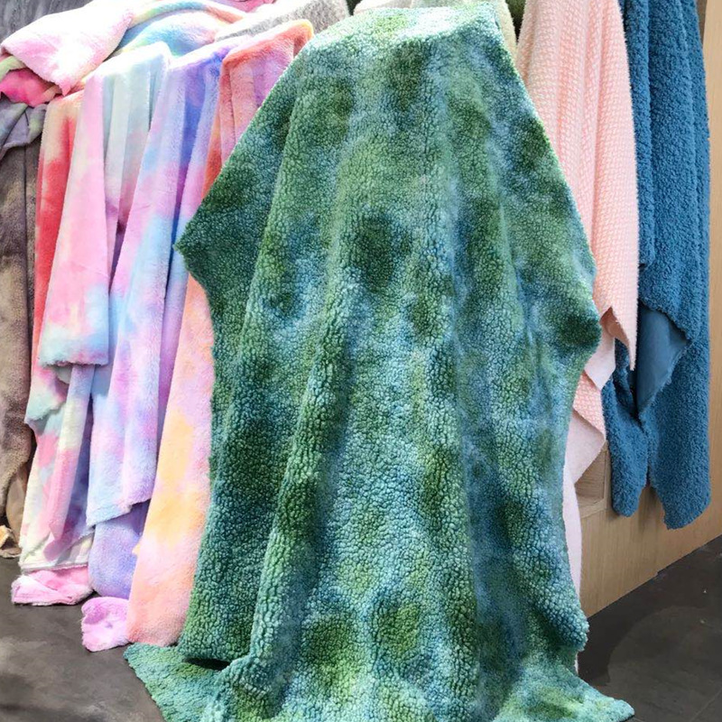En stock suministro Altai tie-dyed tela de felpa partículas de color pequeño Teddy terciopelo Cordero rollo muñeca ropa tela