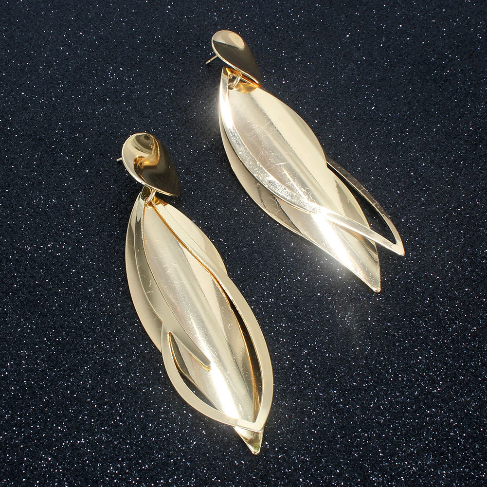 Feuille D&#39;alliage Boucles D&#39;oreilles En Or Simples Rétro Boucles D&#39;oreilles Sauvages En Gros Nihaojewelry display picture 3