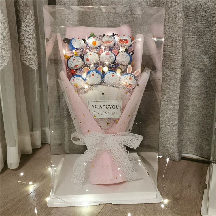 Букет мыла-розы с мультяшной куклой (Дораэмон), светодиодная гирлянда, прозрачная подарочная коробка, размеры 32×25×29 см
