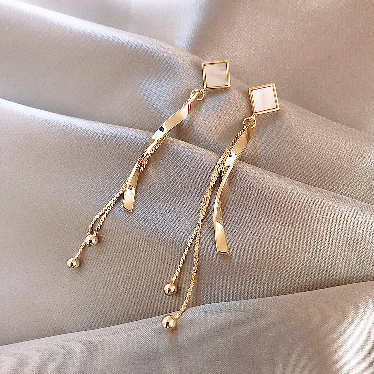 New Fashion Trend High-grade French Earrings  Temperament  Long Retro  Earrings Nihaojewelry Wholesale display picture 2