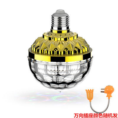 다채로운 조명 + 긴 라이트 폴