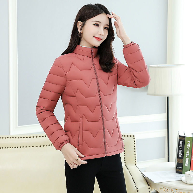 Ropa de mujeres de mediana edad otoño invierno ropa de algodón chaqueta corta ropa de madres ropa de algodón de pluma ligera ropa de algodón de tamaño grande ropa de ancianos