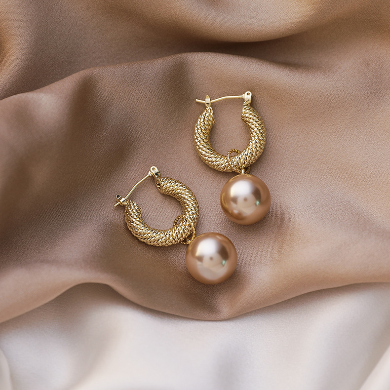 Fashion Retro Metal Pearl Earrings display picture 4