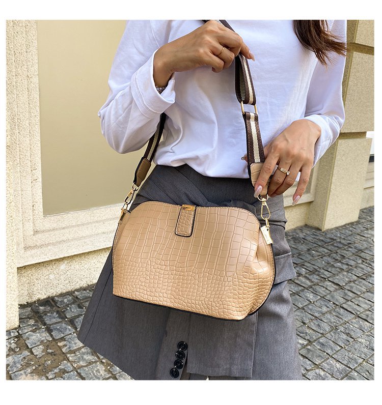 All-match Women's Messenger Bucket Crocodile Pattern One-shoulder Picture Autumn New Messenger Women's Bag display picture 20